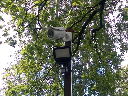 Видеонаблюдение для загородного дома. Пример оборудования периметрального видеонаблюдения с использованием уличных цилиндрических IP камер & подсветка, управляемая датчиком движения