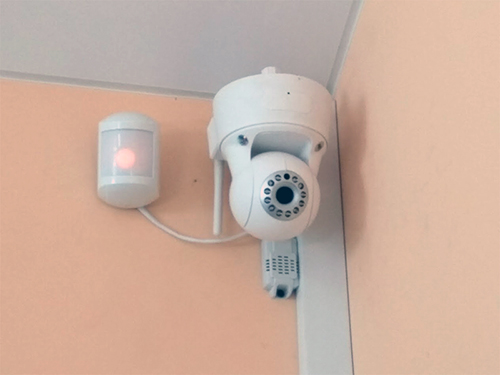 Видеонаблюдение для офиса. Пример установки купольной PTZ IP камеры видеонаблюдения & датчик движения и датчик температуры системы "Умный дом"